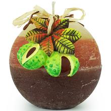 Ovocná sviečka s gaštanom a dekoratívnymi listami.