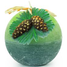 Ovocná sviečka s prírodnými guľami a borovicovými šiškami.