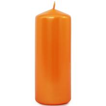 Oranžová sviečka valcového tvaru.