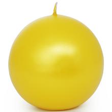 Žltá guľa sviečka s hladkým povrchom.