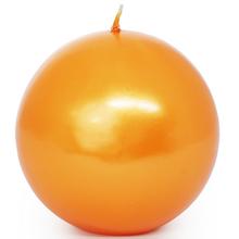 Oranžová guľa sviečka s hladkým povrchom.
