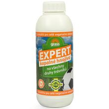 Tekuté hnojivo Expert na trávniky v bielej fľaši s futbalovou loptou.