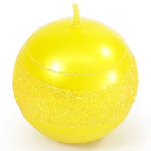 Žltá vianočná sviečka s glitrom v tvare guľe.