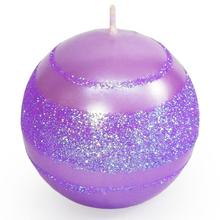 Fialová vianočná sviečka s glitrom v tvare guľe.