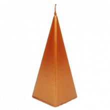 Jednofarebná sviečka v tvare pyramídy, medová farba.