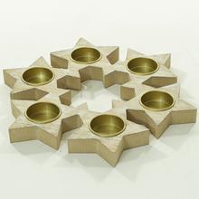 Biely vianočný svietnik v tvare hviezdneho kruhu.