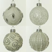 Sada sklenených vianočných gulí v mixe bielej a striebornej farby.