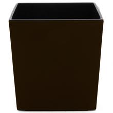 Štvorcový kvetináč Juka Mokka v hnedej farbe.