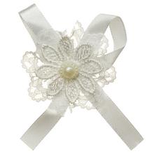 Biela mašľa s kvetinovým vzorom a perlou v strede.