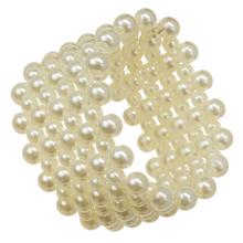 Korálky v krémovej a bielej farbe na aranžovanie.