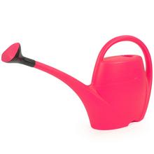 Ružová krhlička s dlhým zobákom na zalievanie rastlín.