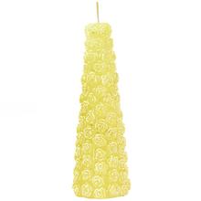 Kuželová sviečka Mercedes v ecru farbe s kvetinovým vzorom.