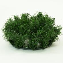 Umelý veniec s priemerom 34 cm vyrobený z umelých čečin.