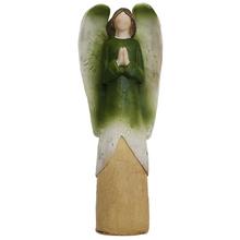 Farebný dekoratívny anjel s zelenými krídlami.