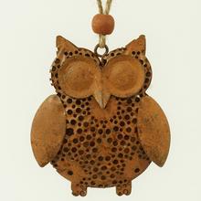 Záves sova z kovu, hnedá farba, dekorácia na jeseň.