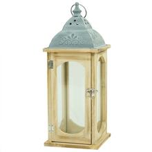 Hnedo-šedý lampáš z dreva a kovu.