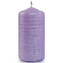 Fialová sviečka DRAPANA valcového tvaru.