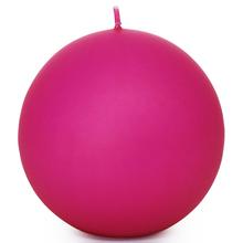 Jednofarebná sviečka v cyklamenovej farbe.