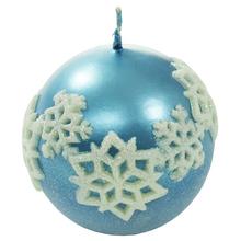 Vianočná sviečka guľa modrá s bielymi snehovými vločkami.