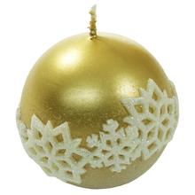 Zlatá vianočná sviečka guľa s bielymi snehovými vločkami.