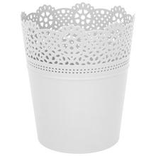 Biely okrúhly obal na kvetináče s čipkovaným dizajnom.