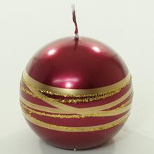 Vianočná sviečka GOLDEN RINGS v bordovej farbe s metalickým povrchom.