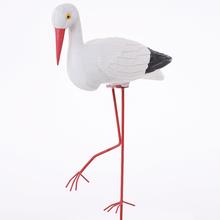 Dekorácia bociana pre záhradu.