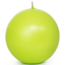 Zelená guľa sviečka s hladkým povrchom.