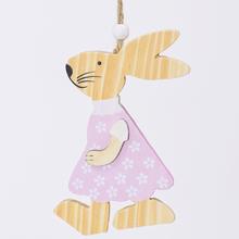 Drevená závesná dekorácia v tvare zajaca v ružovom oblečení.