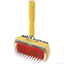 Kefa na psa s drevenou rukoväťou a kovovými hrotmi.