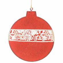 Červená vyrezávaná guľa z kovu na vianočné dekorácie.