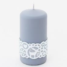 Sivá vianočná sviečka s ornamentom.