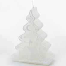 Biela vianočná sviečka vo forme stromčeka.