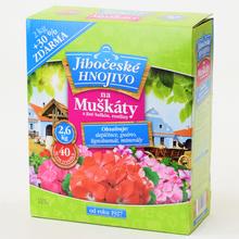Hnojivo na muškáty 2,6 kg v obale s kvetmi.