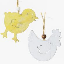 Závesné ozdoby v tvare kurčaťa a sliepky.