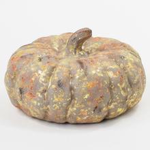 Keramická tekvica s dekoratívnym povrchom.