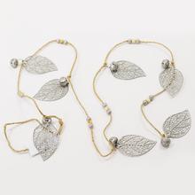 Girlanda s 7 kovovými lístkami a ozdobnými guľôčkami.