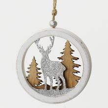 Záves guľa s motívom jeleňa a stromov.