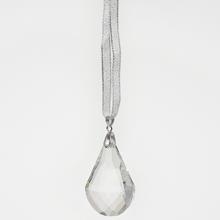 Závesný kryštál s dĺžkou 6 cm.