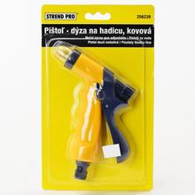 Kovová dýza na hadicu s nastaviteľným prúdom vody.