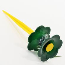 Držiak na hadicu v tvare kvetu s žltým hrotom.