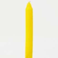 Žltá kónická sviečka na stôl.