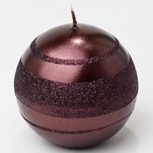 Hnedá vianočná sviečka v tvare guľe s glitrom.