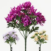 Kytica chryzantém v mixe farieb lila, krémová a purpurová.