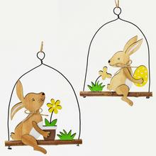 Drevené zajačiky na hojdačke s kvetinou a vajíčkom.