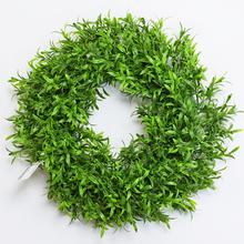 Umelý veniec z rozmarínu s priemerom 30 cm.