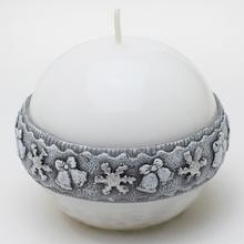 Vianočná sviečka s ornamentom v bielej farbe.
