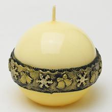 Vianočná sviečka v krémovej farbe s ornamentom.