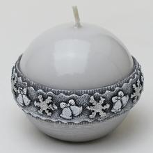 Vianočná sviečka s ornamentom v striebornej farbe.