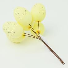 Žlté plastové vajíčka na Veľkú noc.